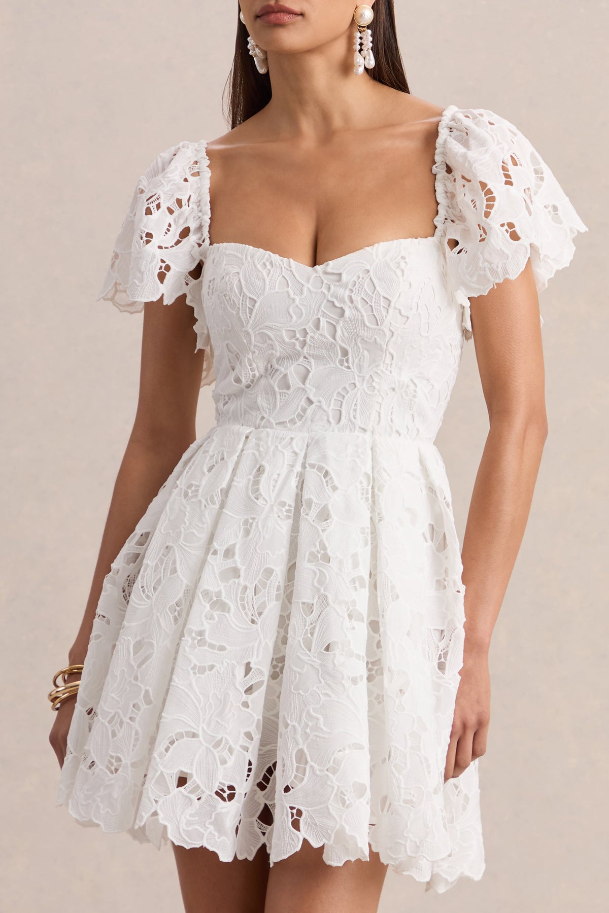 ECM_HR_CL137389110---Vivi-_-White-Lace-Sweetheart-Neck-Mini-Dress-05.jpg