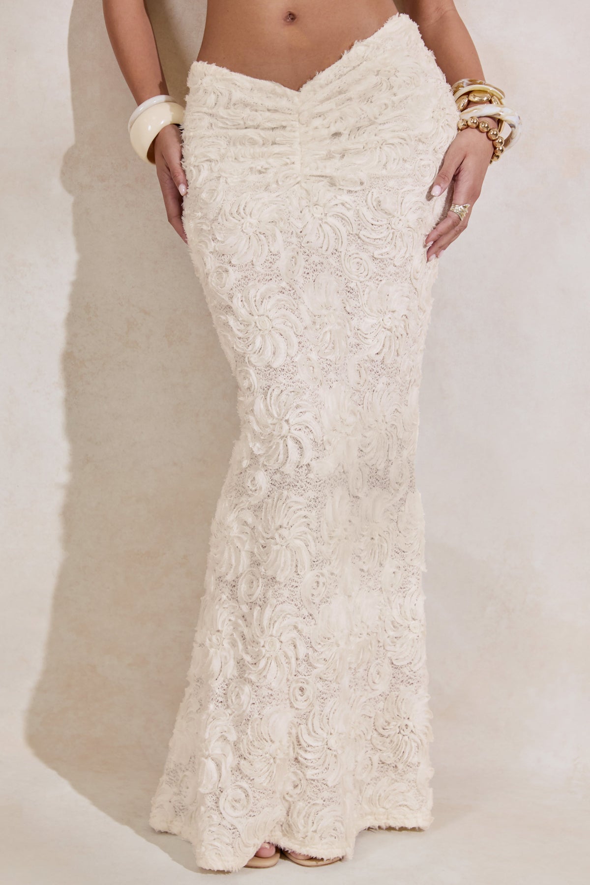 CL13847811008_ECM_HR_CL138478110---Arlina-_-White-Lace-Maternity-Maxi-Skirt-With-Gathered-Detailing-_-CL138477110---Arlina-_-White-Lace-Scoop-Neck-Maternity-Crop-Top-10