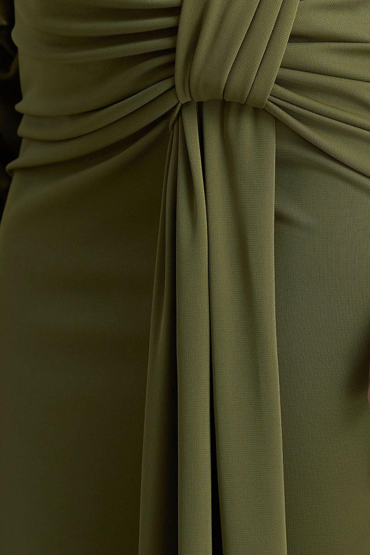 Layla | Olijfgroene Asymmetrische Hals Overslag Maxi Jurk Met uitsnijding En Gerimpeld Detail