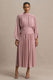 Annabel | Robe mi-longue vieux rose à encolure haute avec taille basse et détails plissés