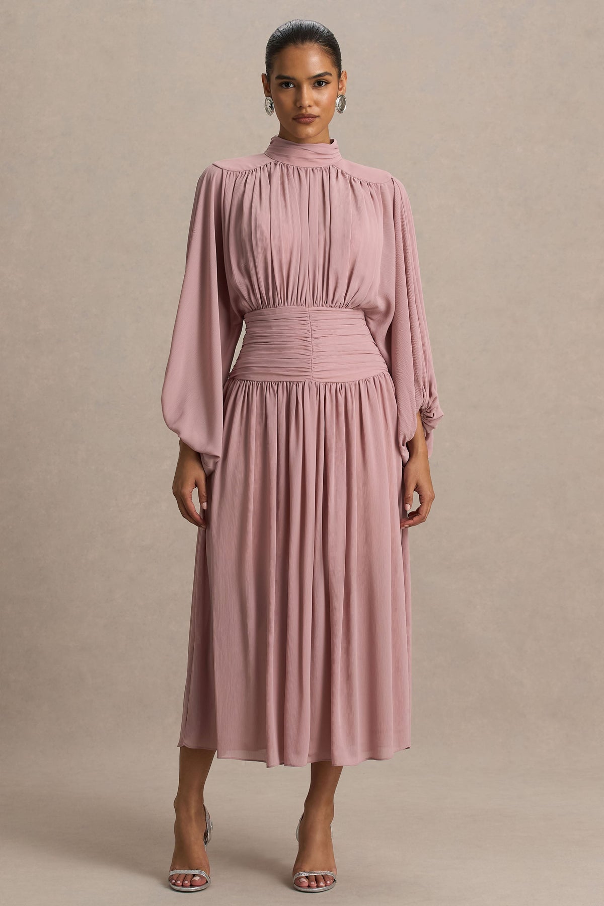 Annabel | Robe mi-longue vieux rose à encolure haute avec taille basse et détails plissés