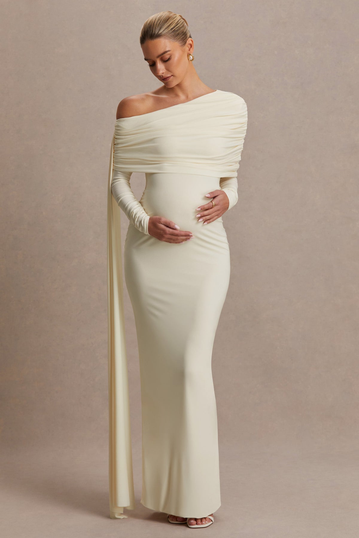 Cyra | Robe longue de maternité crème à encolure asymétrique avec écharpe