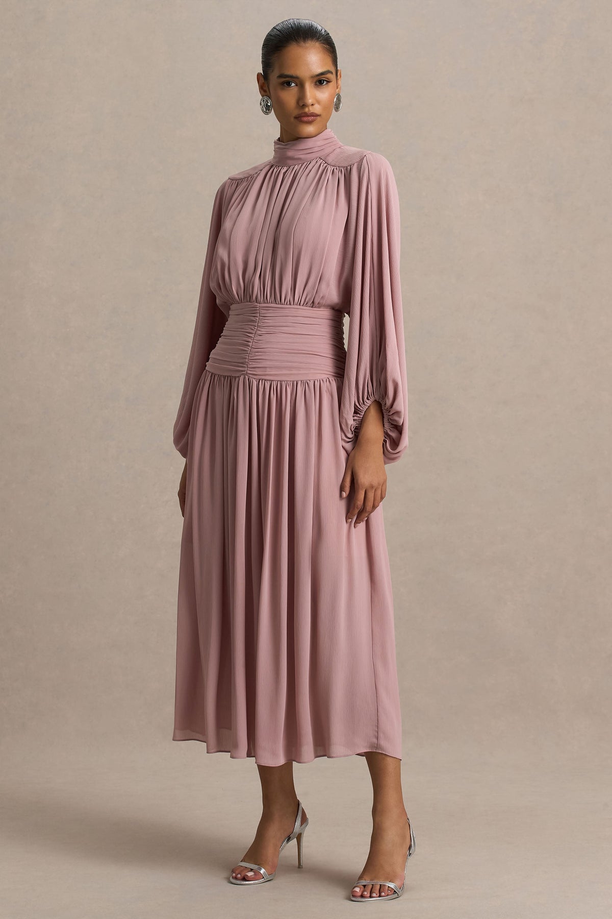 Annabel | Robe mi-longue vieux rose à encolure haute avec taille basse et détails plissés