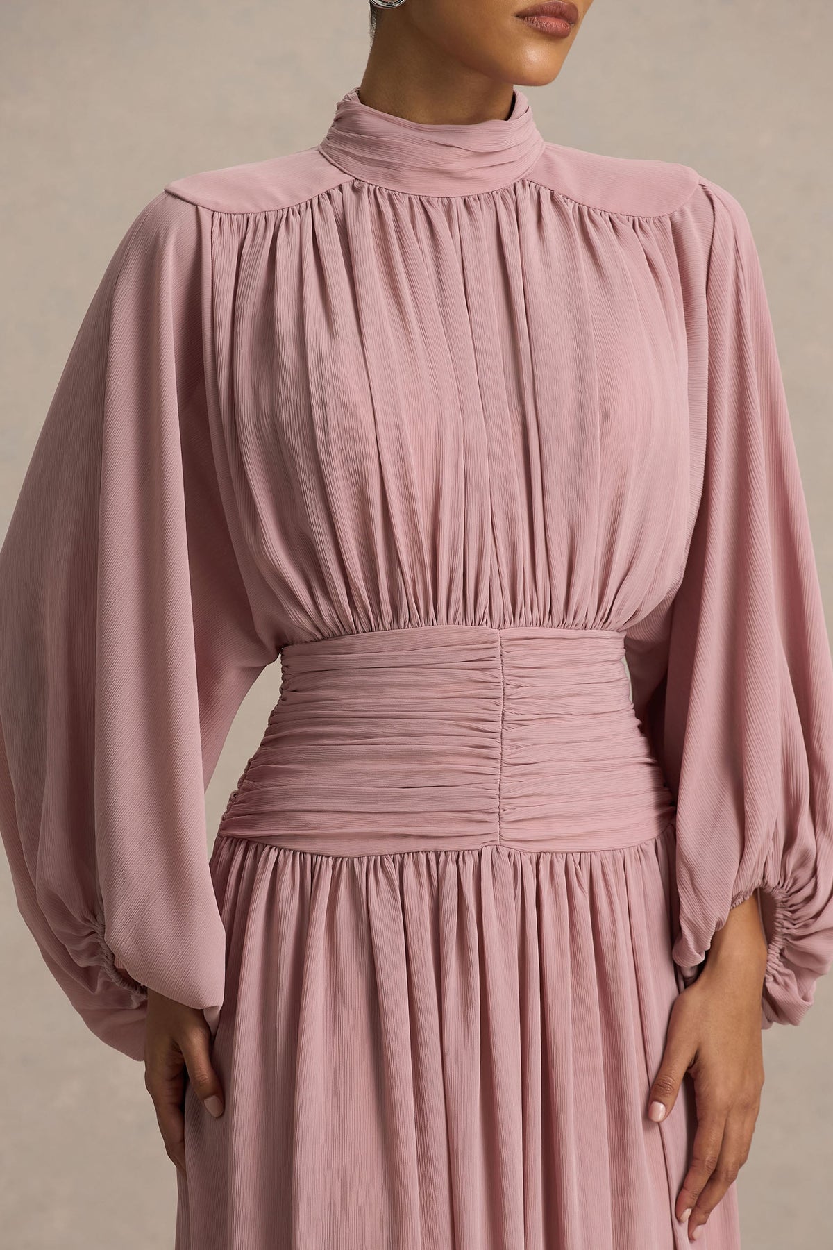Annabel | Robe mi-longue vieux rose à encolure haute avec taille basse et détails plissés