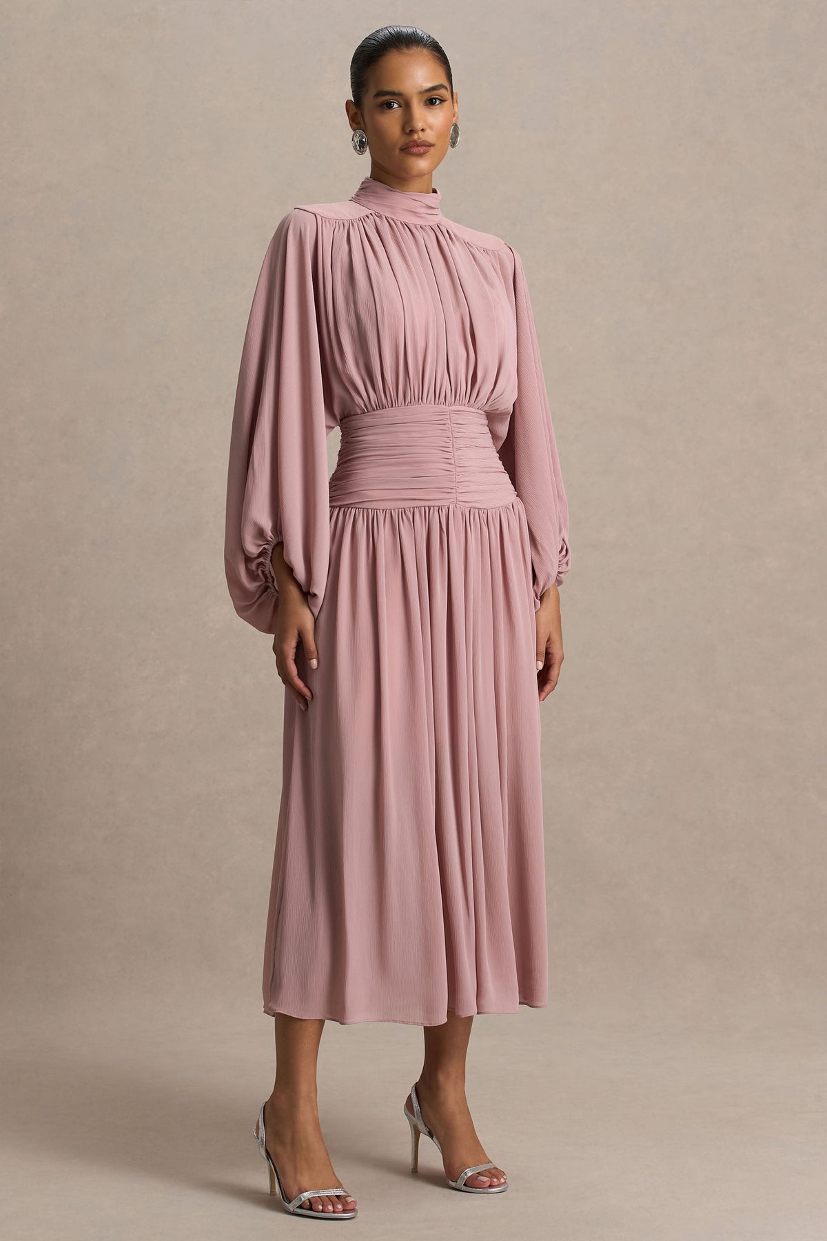 Annabel | Robe mi-longue vieux rose à encolure haute avec taille basse et détails plissés