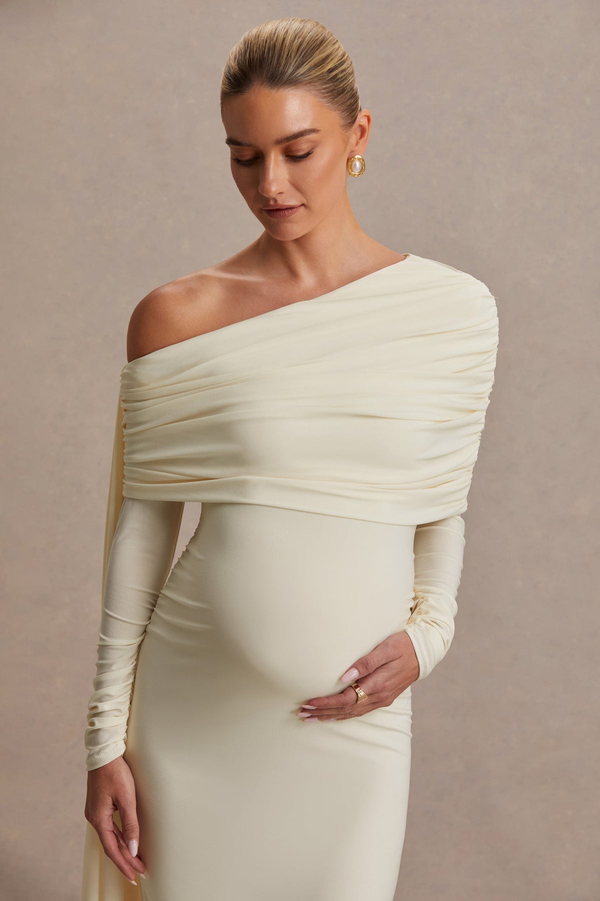 Cyra | Robe longue de maternité crème à encolure asymétrique avec écharpe
