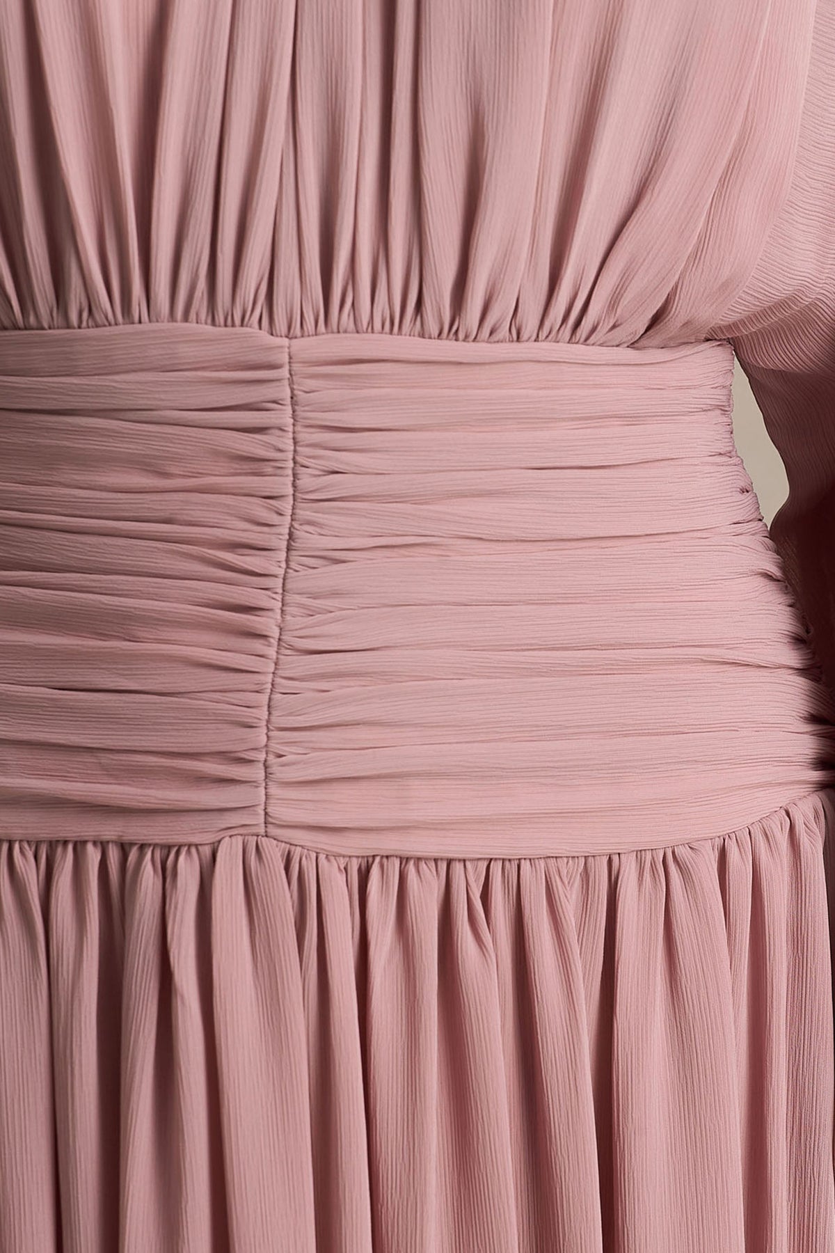 Annabel | Robe mi-longue vieux rose à encolure haute avec taille basse et détails plissés
