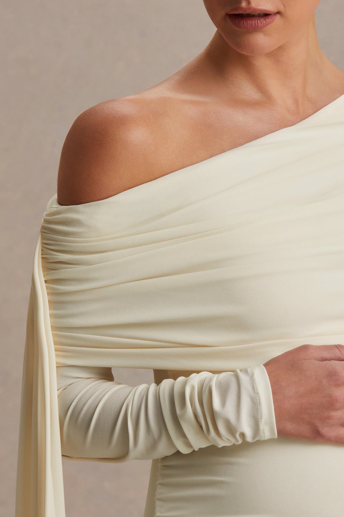 Cyra | Robe longue de maternité crème à encolure asymétrique avec écharpe