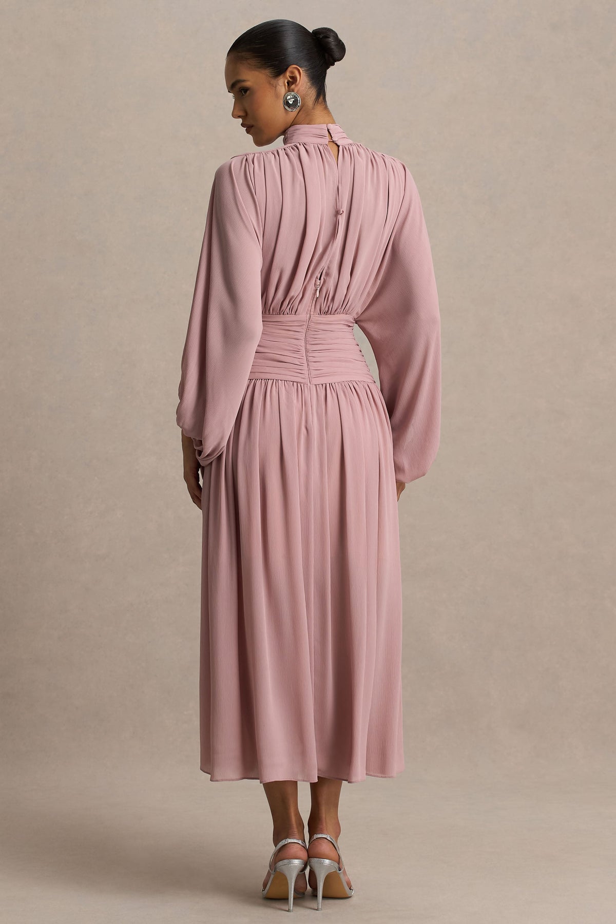 Annabel | Robe mi-longue vieux rose à encolure haute avec taille basse et détails plissés